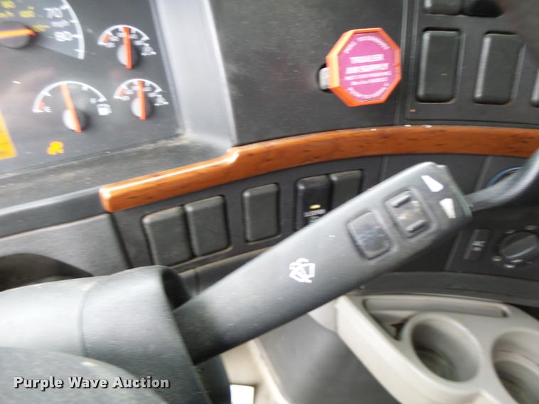 image for item DA3466 2005 Volvo VNL semi truck