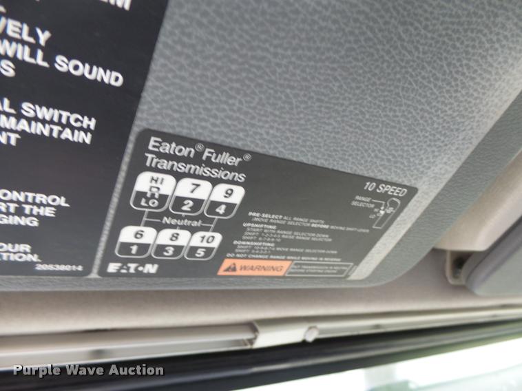 image for item DA3466 2005 Volvo VNL semi truck