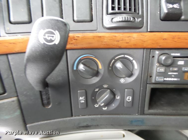 image for item DA3466 2005 Volvo VNL semi truck