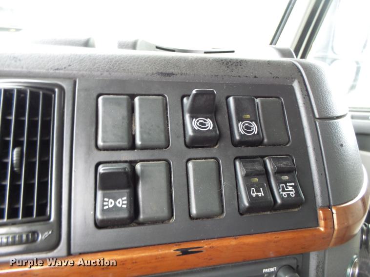 image for item DA3466 2005 Volvo VNL semi truck