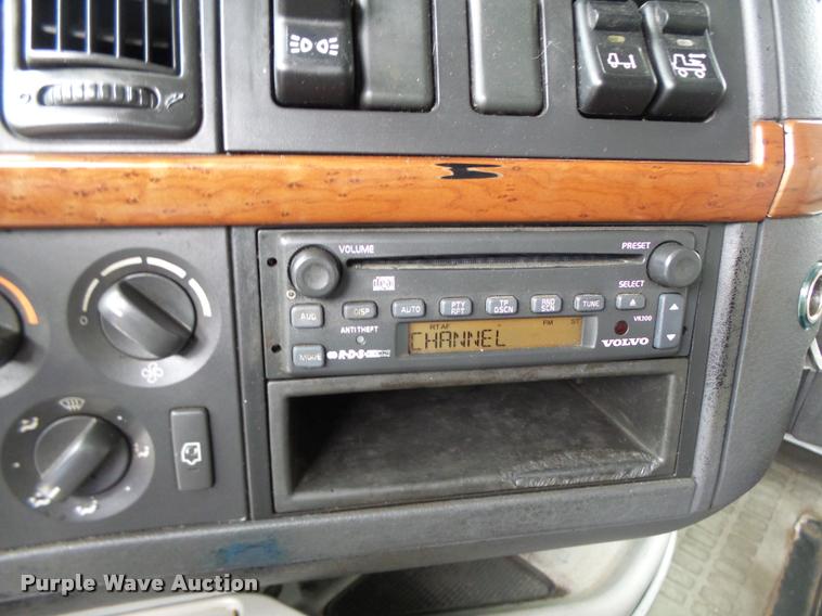 image for item DA3466 2005 Volvo VNL semi truck