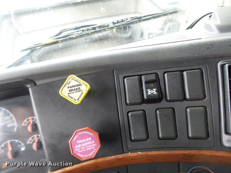 image for item DA3466 2005 Volvo VNL semi truck