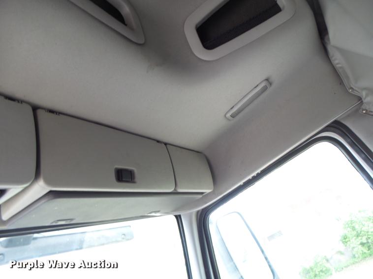 image for item DA3466 2005 Volvo VNL semi truck