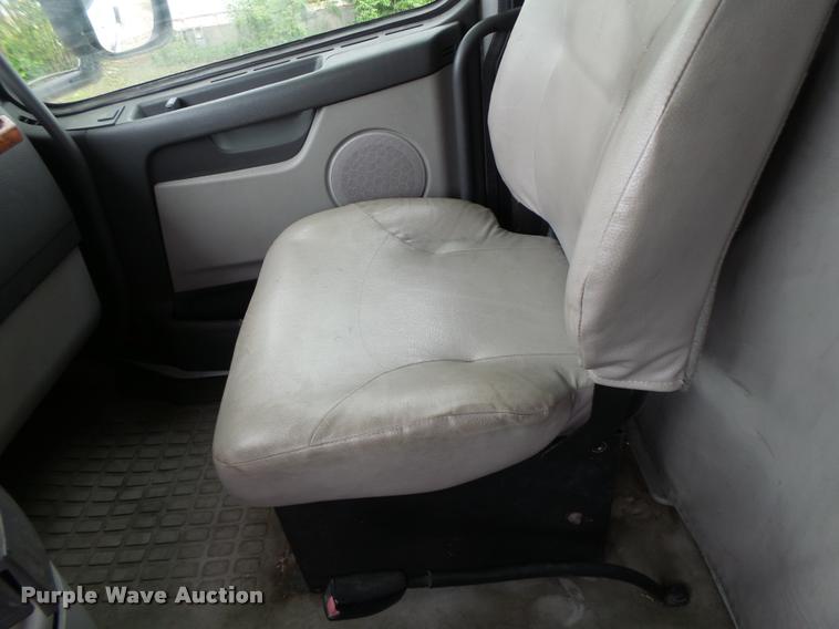 image for item DA3466 2005 Volvo VNL semi truck