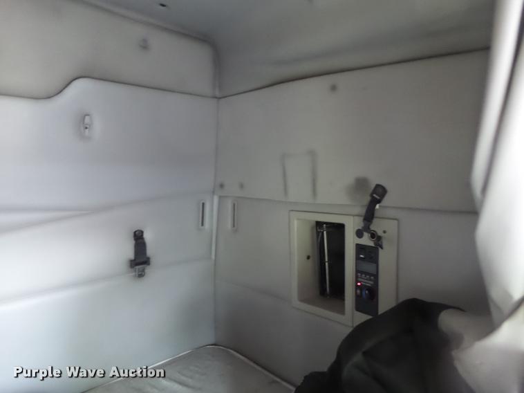 image for item DA3466 2005 Volvo VNL semi truck