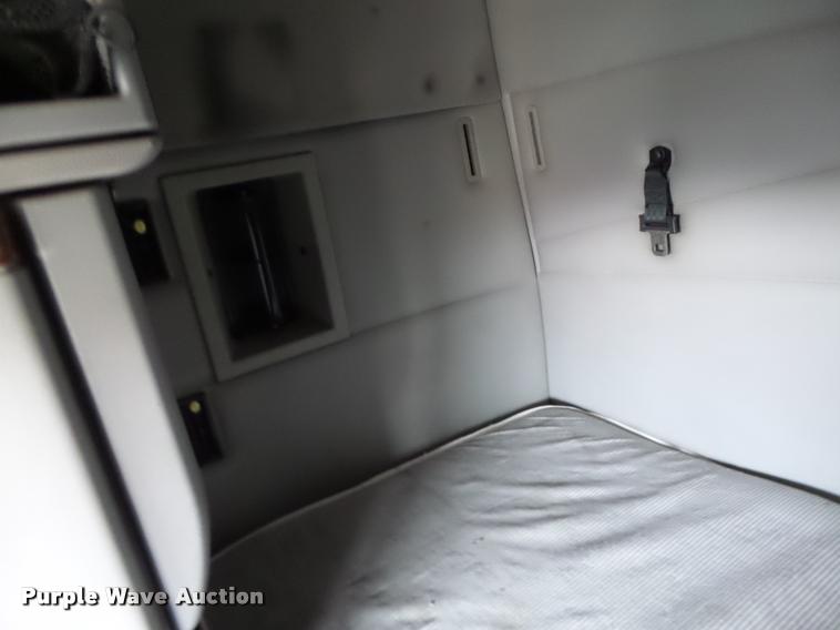 image for item DA3466 2005 Volvo VNL semi truck