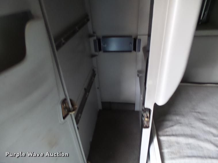 image for item DA3466 2005 Volvo VNL semi truck