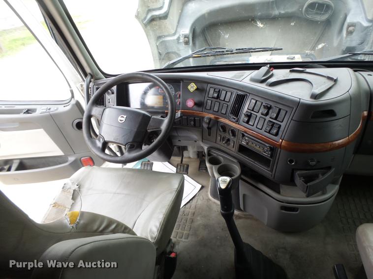 image for item DA3466 2005 Volvo VNL semi truck