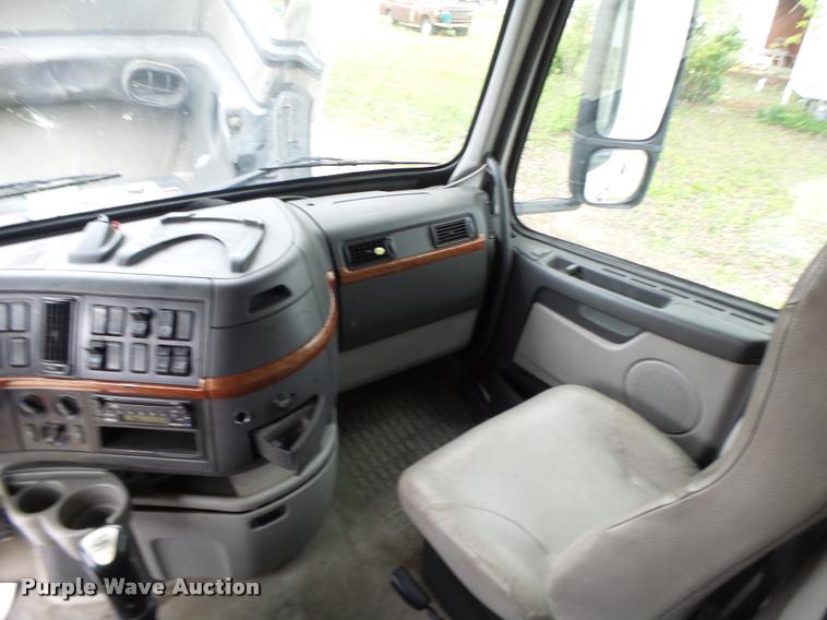 image for item DA3466 2005 Volvo VNL semi truck