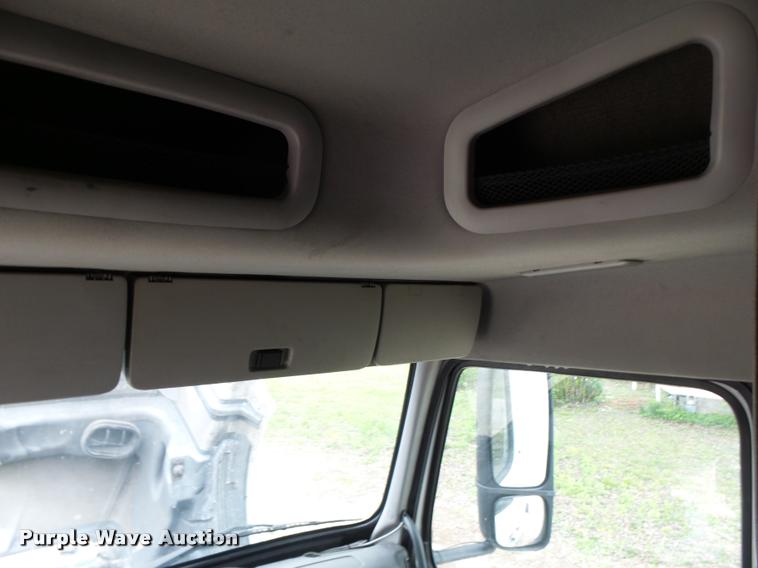 image for item DA3466 2005 Volvo VNL semi truck