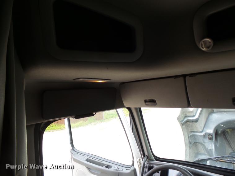 image for item DA3466 2005 Volvo VNL semi truck