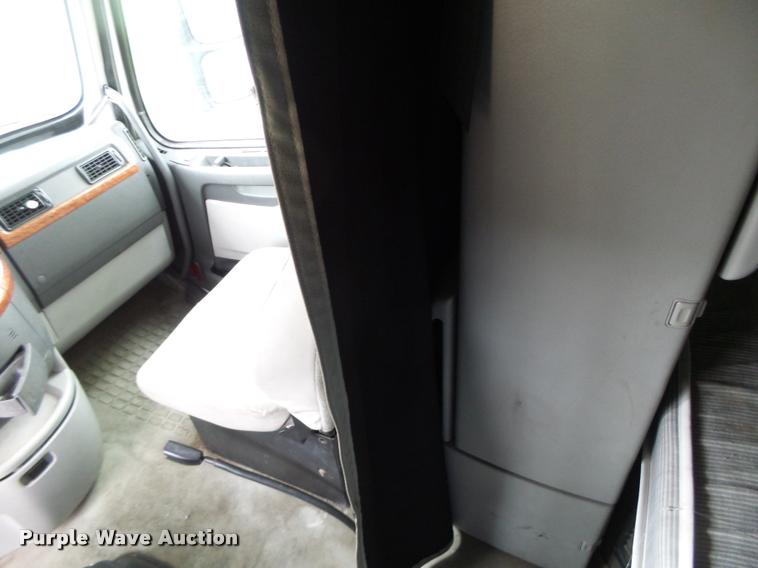 image for item DA3466 2005 Volvo VNL semi truck