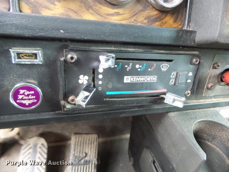 image for item DA3467 1998 Kenworth T600 semi truck