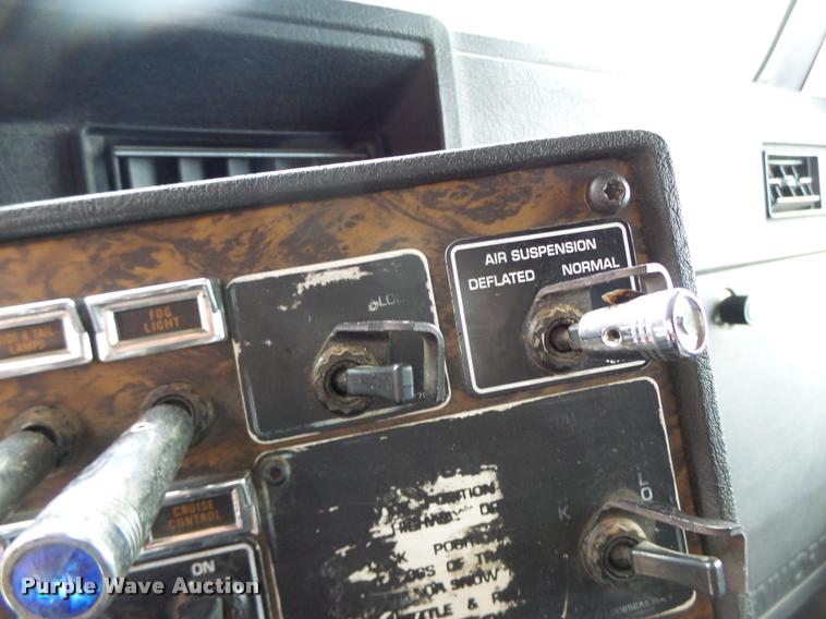 image for item DA3467 1998 Kenworth T600 semi truck