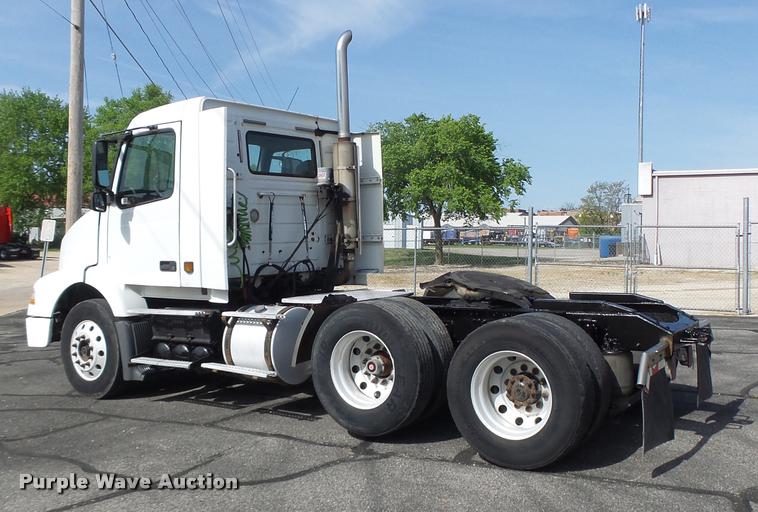 image for item DB1315 2005 Volvo VNM semi truck