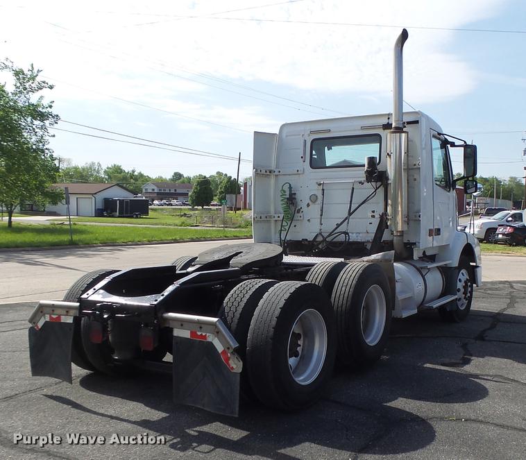 image for item DB1315 2005 Volvo VNM semi truck