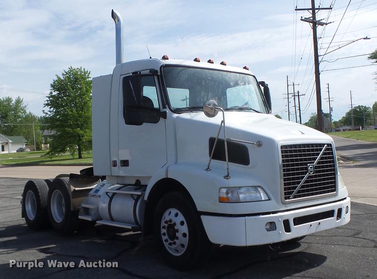 image for item DB1315 2005 Volvo VNM semi truck