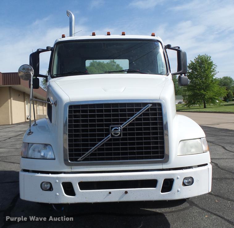 image for item DB1315 2005 Volvo VNM semi truck