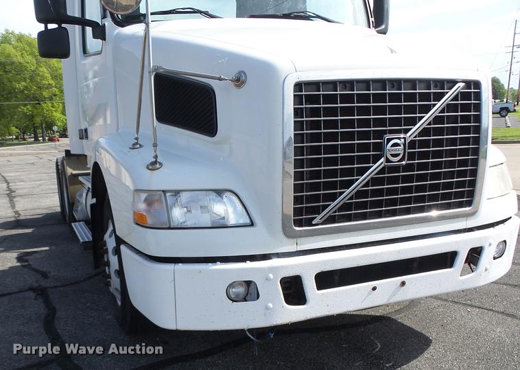 image for item DB1315 2005 Volvo VNM semi truck