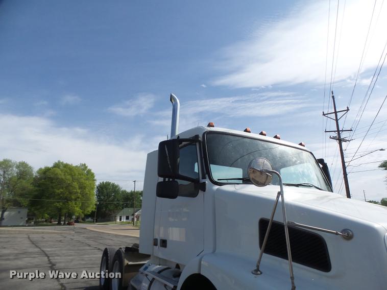 image for item DB1315 2005 Volvo VNM semi truck