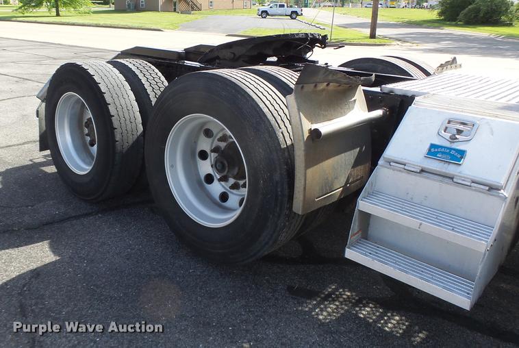 image for item DB1315 2005 Volvo VNM semi truck