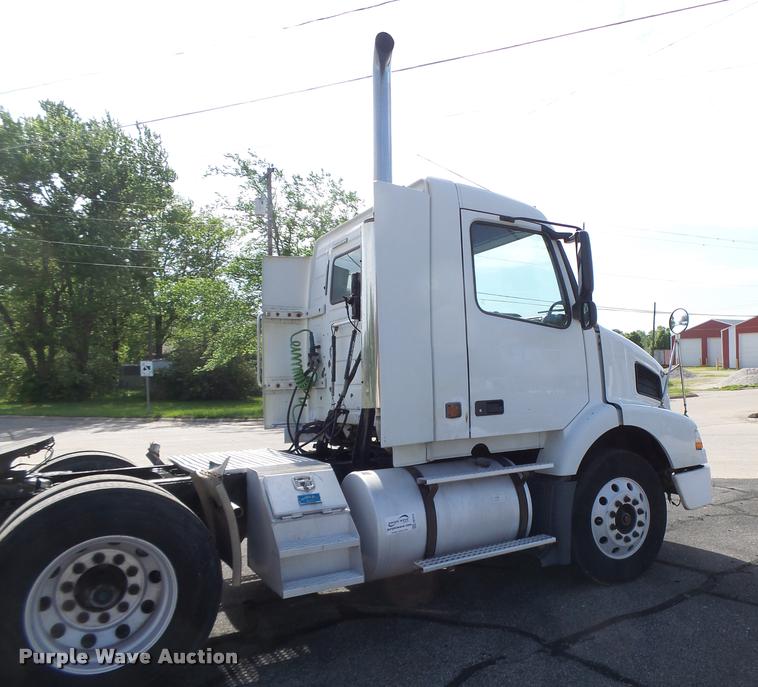 image for item DB1315 2005 Volvo VNM semi truck