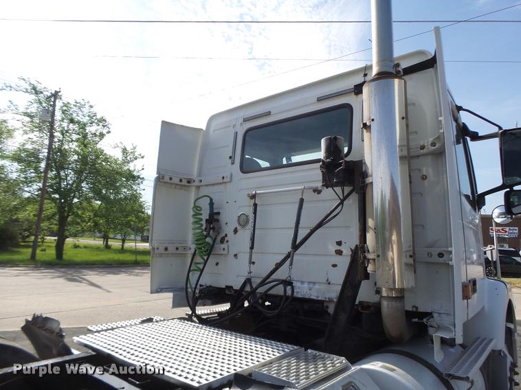 image for item DB1315 2005 Volvo VNM semi truck