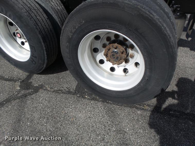 image for item DB1315 2005 Volvo VNM semi truck