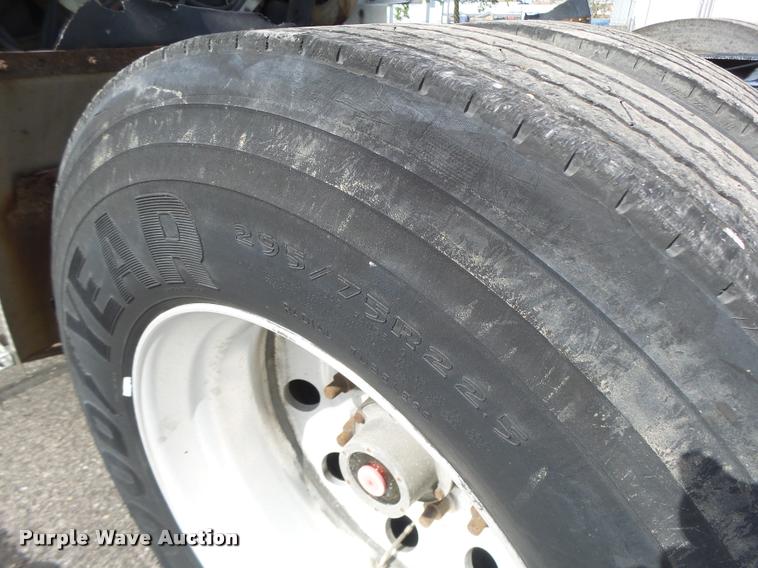 image for item DB1315 2005 Volvo VNM semi truck