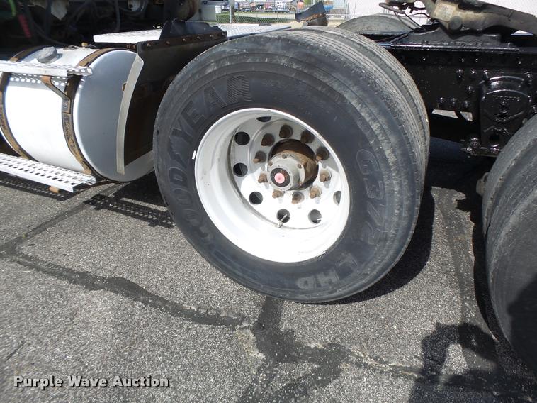 image for item DB1315 2005 Volvo VNM semi truck