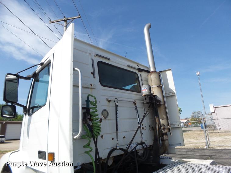 image for item DB1315 2005 Volvo VNM semi truck