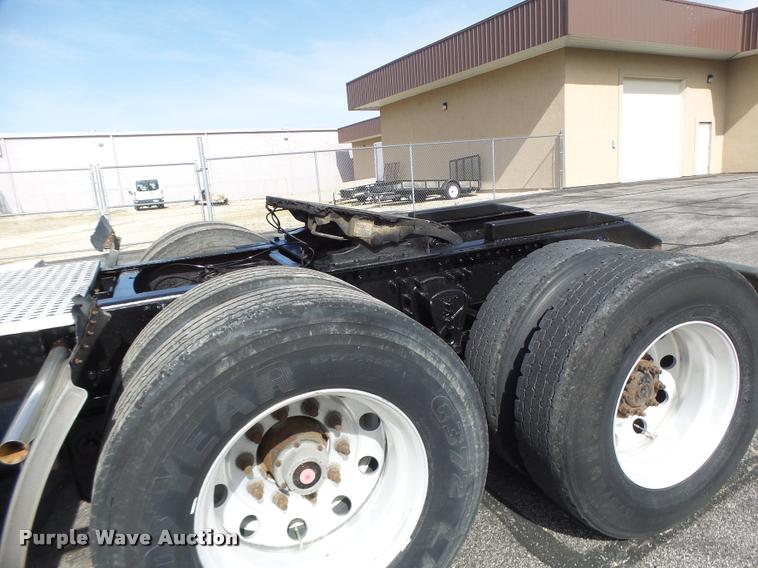 image for item DB1315 2005 Volvo VNM semi truck