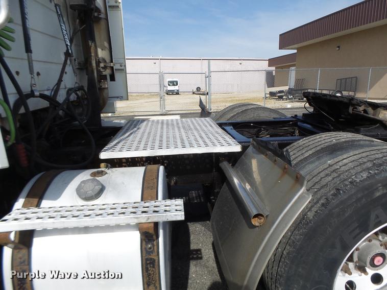 image for item DB1315 2005 Volvo VNM semi truck