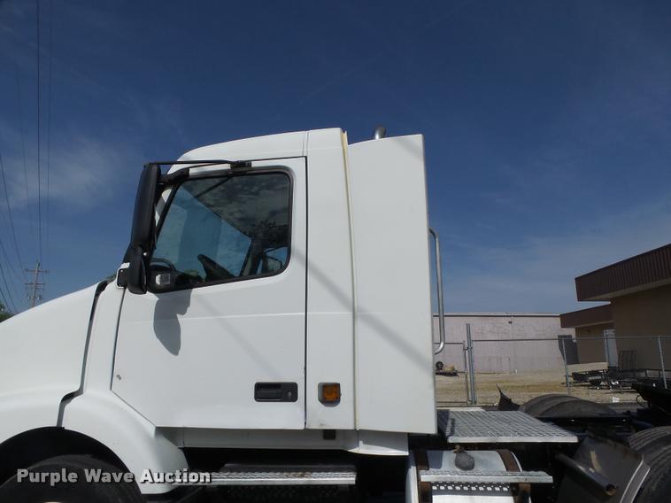 image for item DB1315 2005 Volvo VNM semi truck
