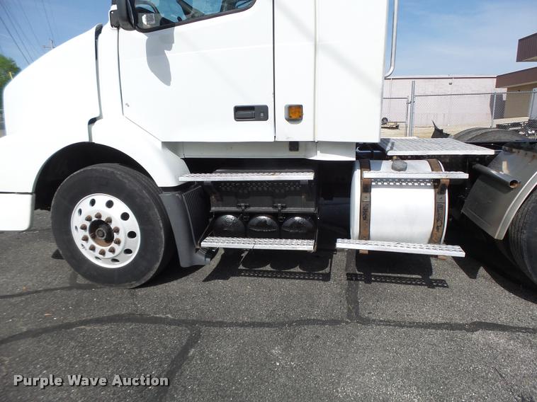 image for item DB1315 2005 Volvo VNM semi truck