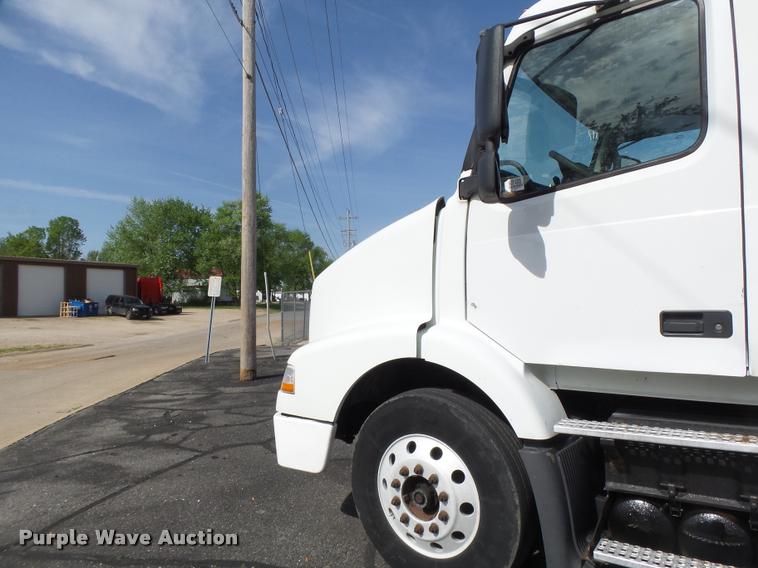 image for item DB1315 2005 Volvo VNM semi truck
