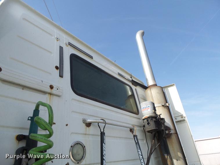 image for item DB1315 2005 Volvo VNM semi truck