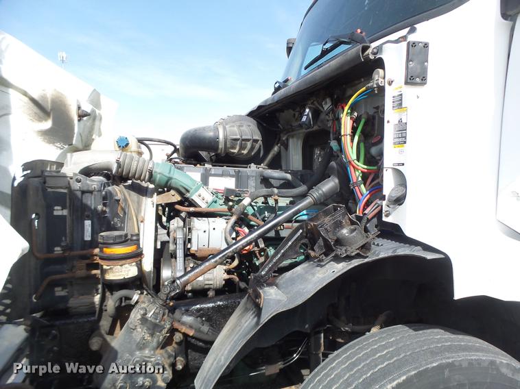 image for item DB1315 2005 Volvo VNM semi truck