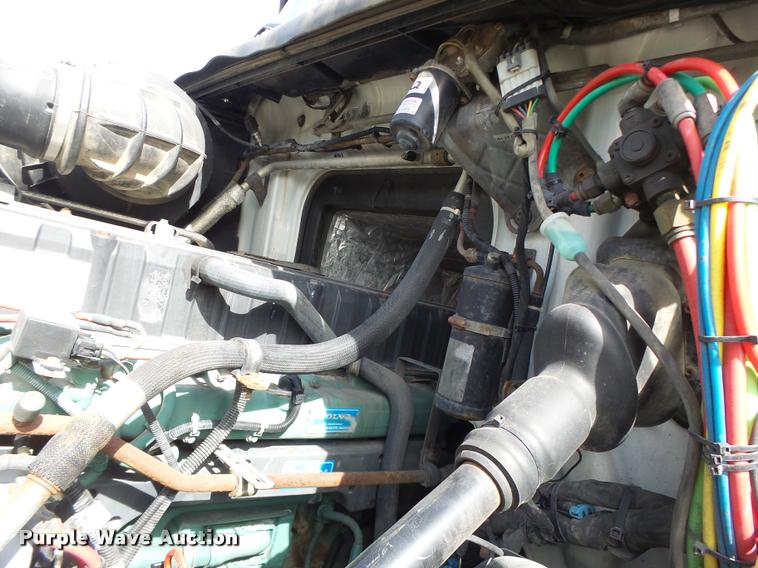 image for item DB1315 2005 Volvo VNM semi truck