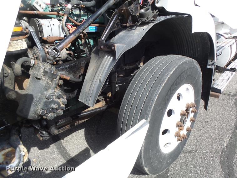 image for item DB1315 2005 Volvo VNM semi truck