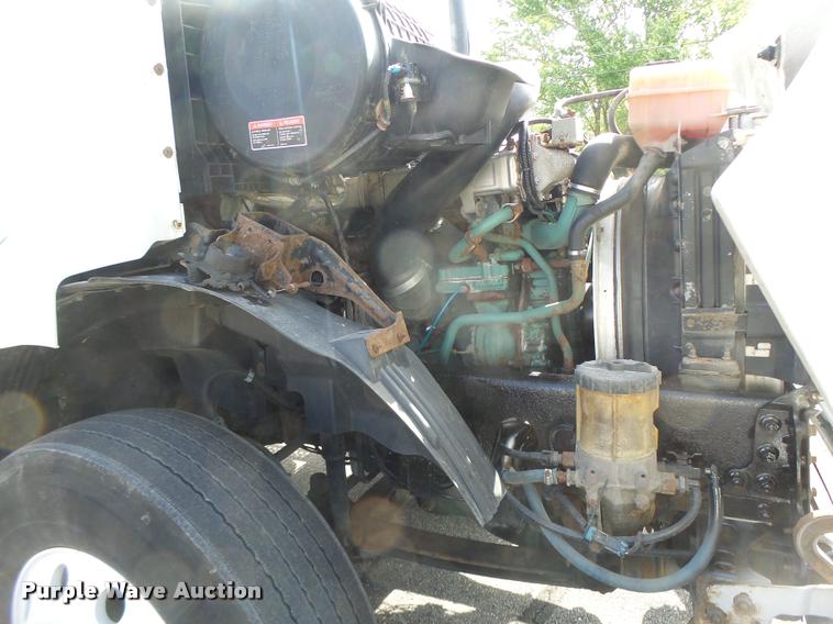 image for item DB1315 2005 Volvo VNM semi truck