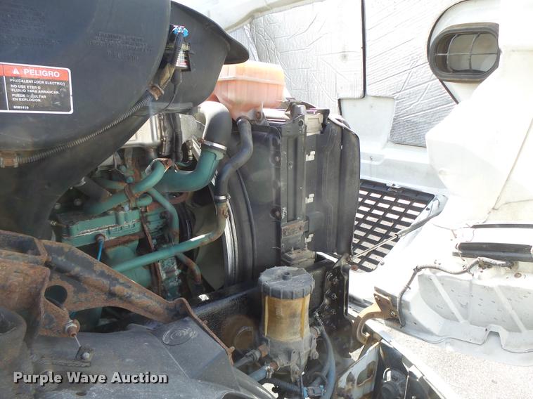 image for item DB1315 2005 Volvo VNM semi truck