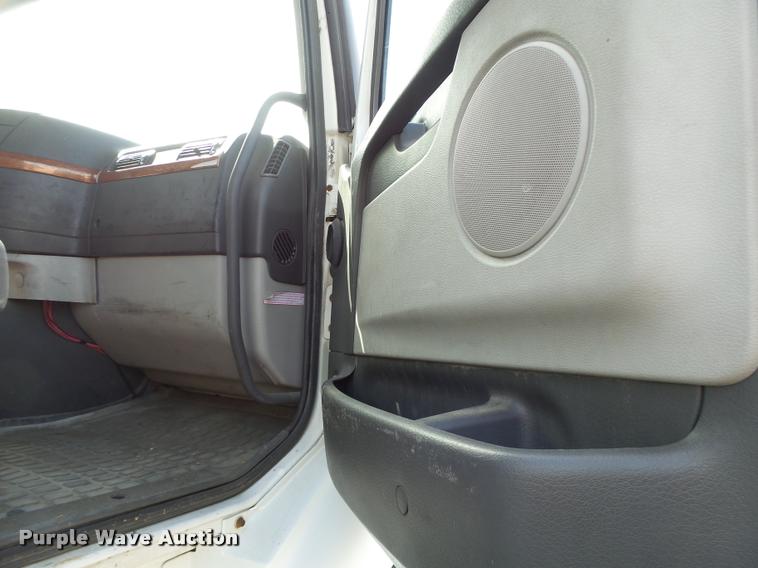 image for item DB1315 2005 Volvo VNM semi truck