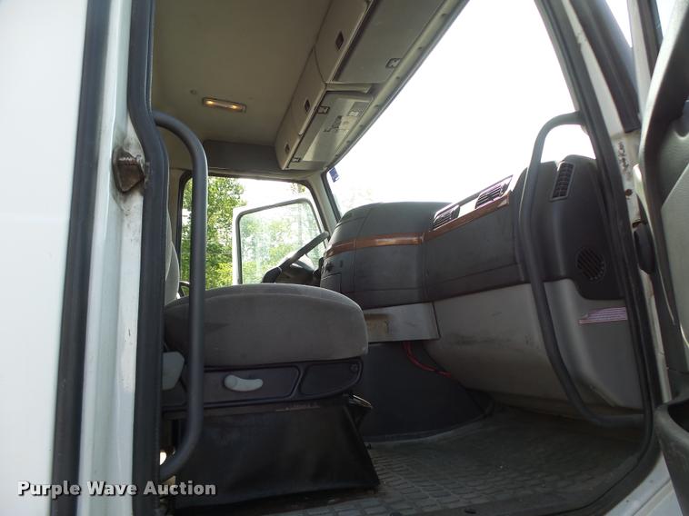 image for item DB1315 2005 Volvo VNM semi truck