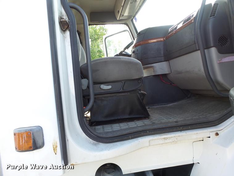 image for item DB1315 2005 Volvo VNM semi truck