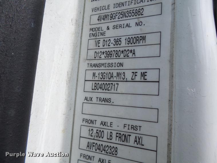 image for item DB1315 2005 Volvo VNM semi truck