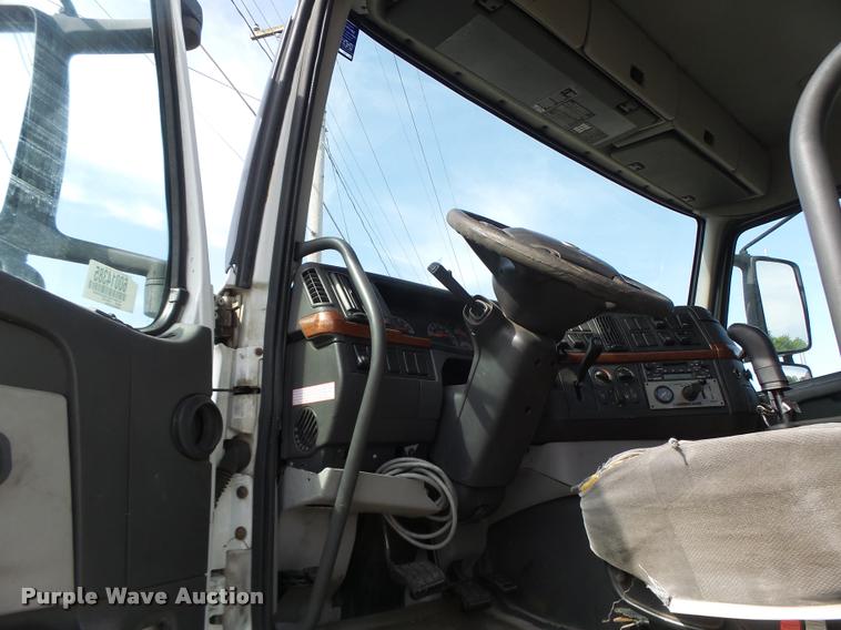 image for item DB1315 2005 Volvo VNM semi truck