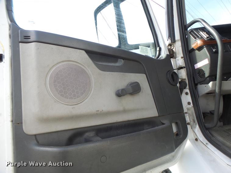 image for item DB1315 2005 Volvo VNM semi truck