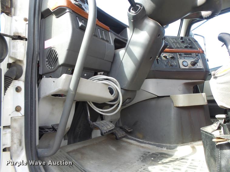 image for item DB1315 2005 Volvo VNM semi truck