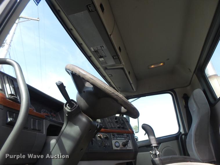 image for item DB1315 2005 Volvo VNM semi truck